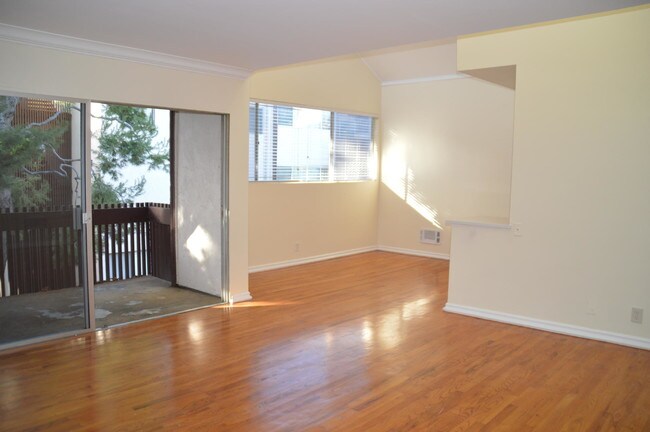 6050 Canterbury Dr in Culver City, CA - Foto de edificio - Building Photo