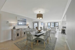 4451 Gulf Shore Blvd N in Naples, FL - Building Photo