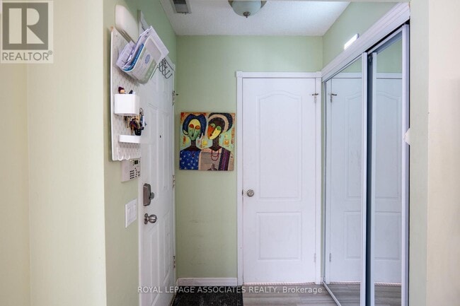 900 Steeles Ave W in Toronto, ON - Building Photo - Building Photo