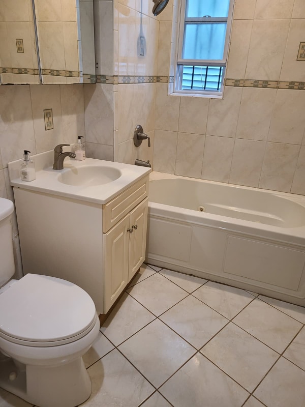 1033 E 217th St in Bronx, NY - Building Photo - Building Photo