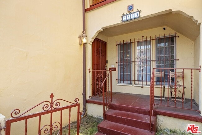 8544 Saturn St in Los Angeles, CA - Foto de edificio - Building Photo