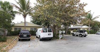Azalea House in Delray Beach, FL - Foto de edificio - Building Photo