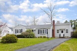 130 Woodcrest Rd in Springfield, MA - Building Photo