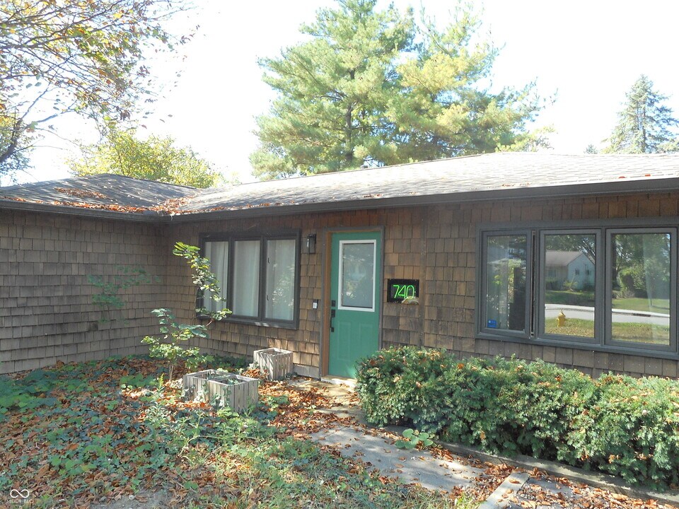 740 W Auman Dr in Carmel, IN - Building Photo