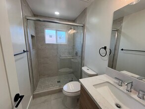 5090-5094 Catoctin Dr in San Diego, CA - Foto de edificio - Building Photo