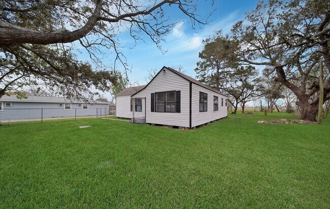 1623 Main St in La Marque, TX - Building Photo - Building Photo