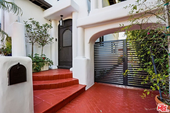 309 N Doheny Dr in Beverly Hills, CA - Building Photo - Building Photo