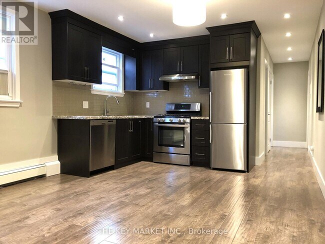 211-211 St Clements Ave in Toronto, ON - Building Photo - Building Photo