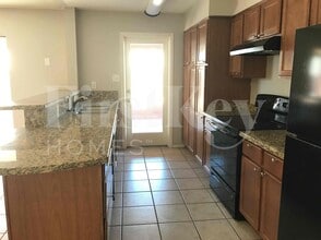 3204 S Nu Vista Ln in Tempe, AZ - Foto de edificio - Building Photo