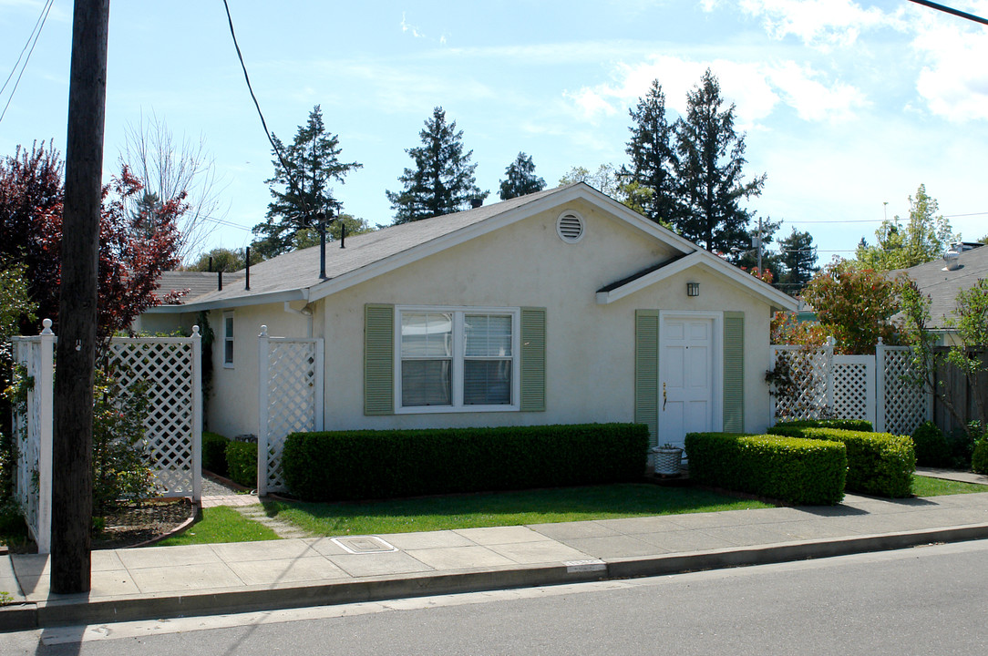 612 North St in Healdsburg, CA - Building Photo