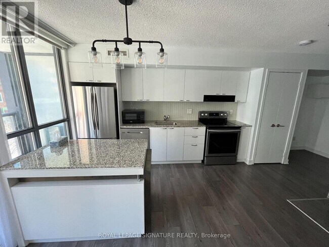 110 Charles St E in Toronto, ON - Building Photo - Building Photo