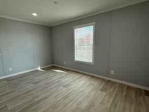 15923 S Flores Rd in San Antonio, TX - Foto de edificio - Building Photo