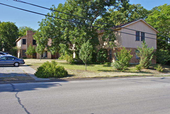 English Oak Apartments in Weatherford, TX - Building Photo - Building Photo