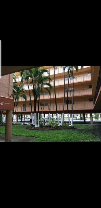 1990 W 56th St in Hialeah, FL - Building Photo