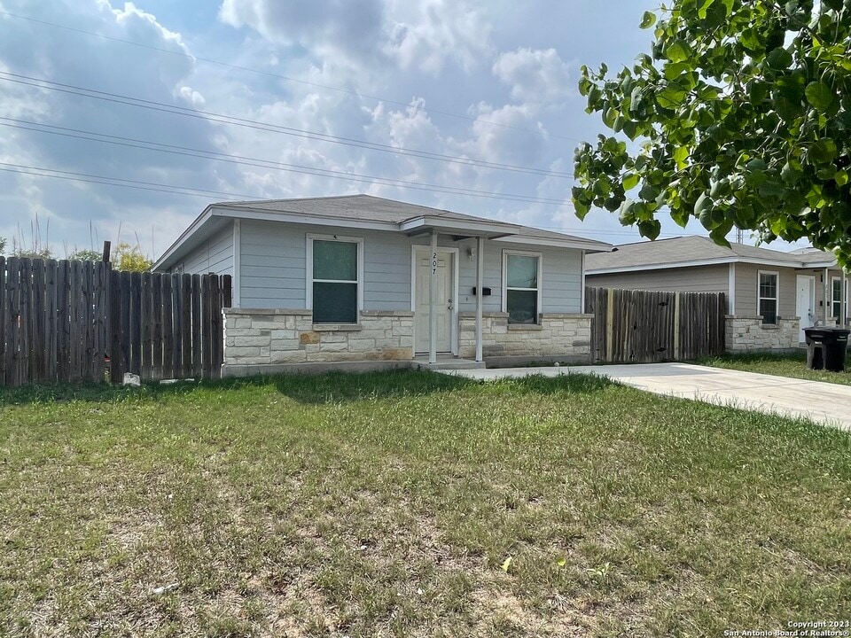 207 Carranza St in San Antonio, TX - Building Photo