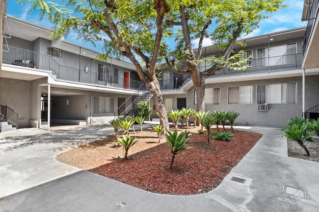 Baldwin Hills Apartments in Los Angeles, CA - Foto de edificio - Building Photo