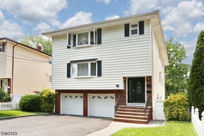 29 Leliarts Ln in Elmwood Park, NJ - Building Photo - Building Photo