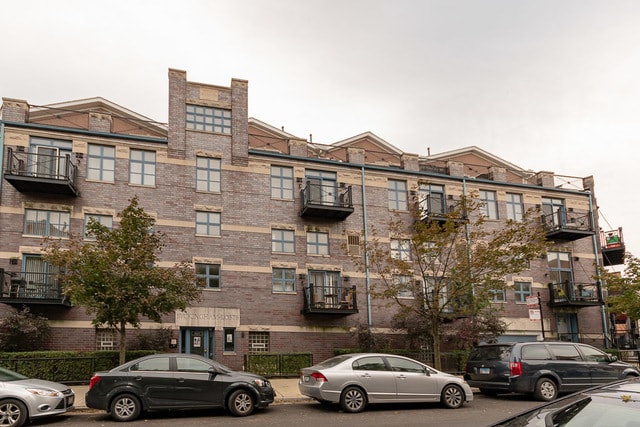 property at 865 W Buckingham Pl