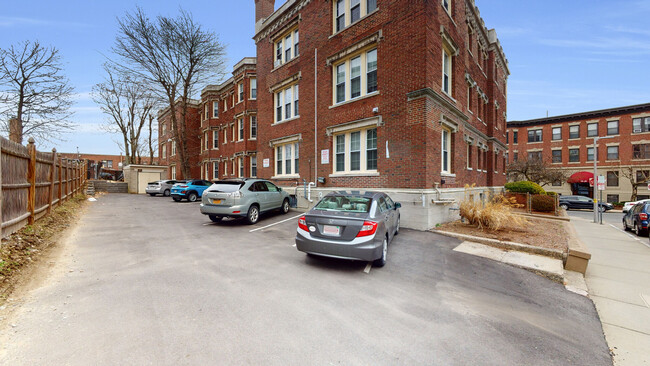 14 Glenville Ave, Unit 9 in Boston, MA - Foto de edificio - Building Photo