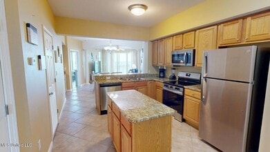 2228 Beach Dr, Unit 408 in Gulfport, MS - Building Photo - Building Photo