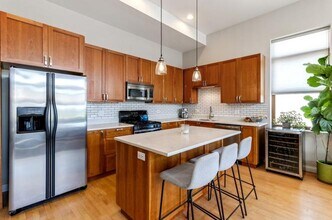 2158 N Damen Ave, Unit 4 in Chicago, IL - Foto de edificio - Building Photo