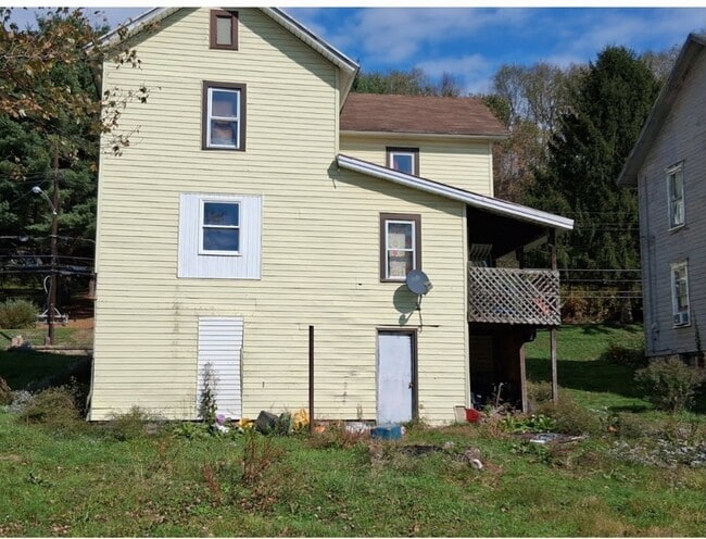 1035 E Main St in Reynoldsville, PA - Foto de edificio - Building Photo