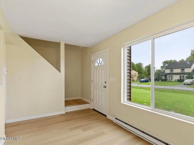 19 Harvest Way, Unit B in Waterford, NY - Foto de edificio - Building Photo