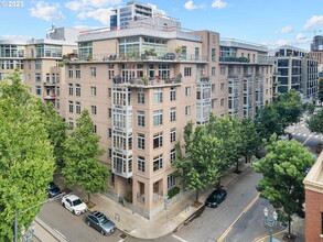 Bridgeport Condominiums in Portland, OR - Foto de edificio - Building Photo