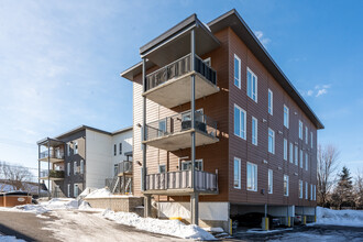 7141 Des Forts Ch in Lévis, QC - Building Photo - Building Photo