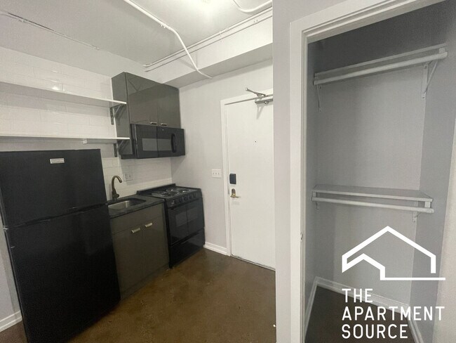 1136 W Wilson Ave, Unit 217 in Chicago, IL - Building Photo - Building Photo