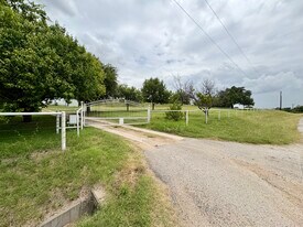 3166 S FM 730 in Decatur, TX - Building Photo
