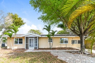 5595 Sunrise Dr in Ft. Myers, FL - Building Photo