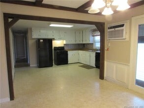 235 Shaker Rd in Enfield, CT - Building Photo - Building Photo