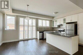1476 Yellow Rose Cir in Oakville, ON - Building Photo - Building Photo