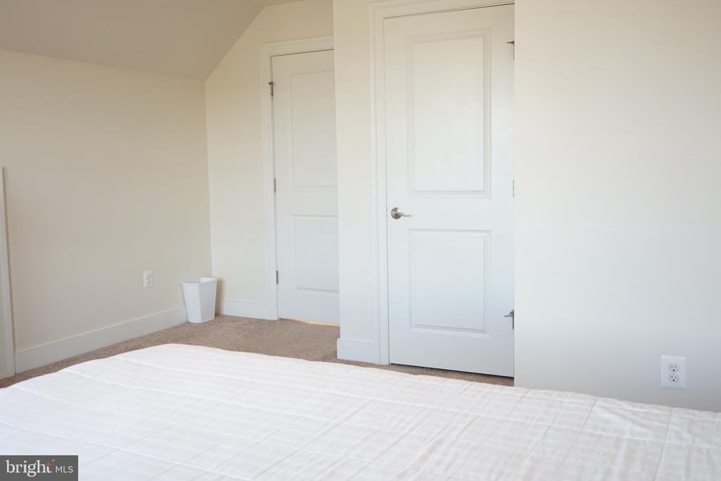 3937 Addison Woods Rd in Frederick, MD - Building Photo