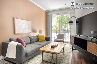 5710 Crescent Park E in Los Angeles, CA - Building Photo