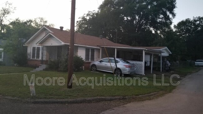 1811 Nowlin St in Longview, TX - Building Photo - Building Photo