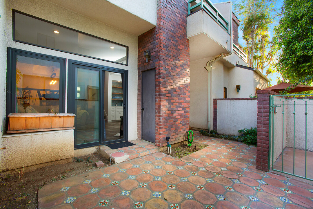 18755 Hatteras St in Tarzana, CA - Building Photo