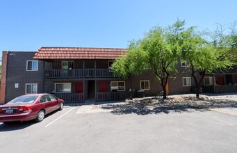 Halmark Apartments in Tucson, AZ - Building Photo - Building Photo