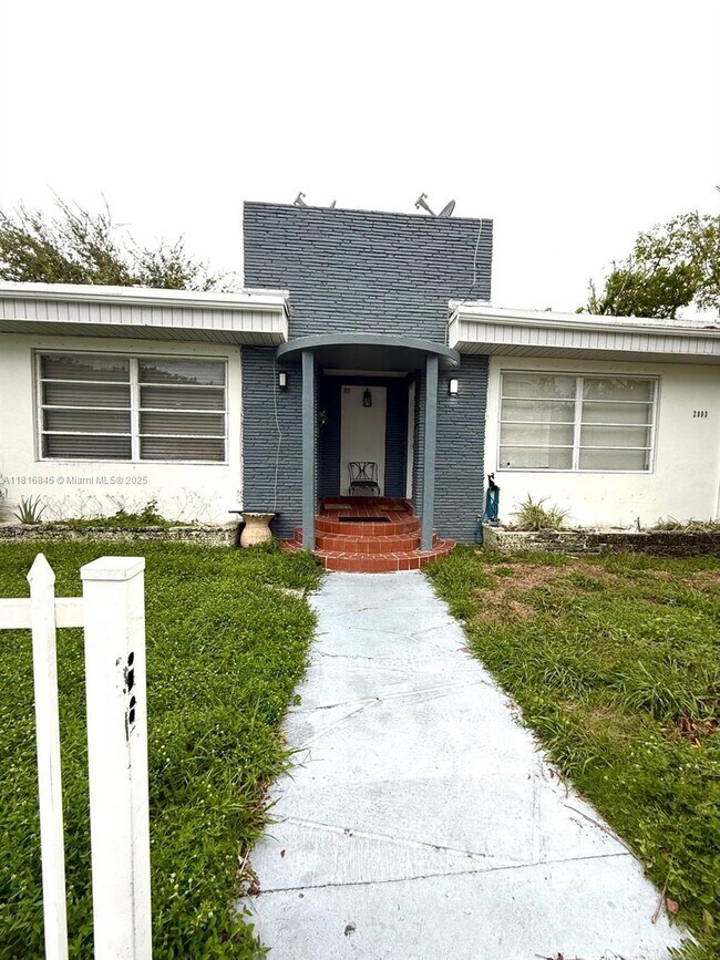 2003 Marseille Dr in Miami Beach, FL - Building Photo - Building Photo