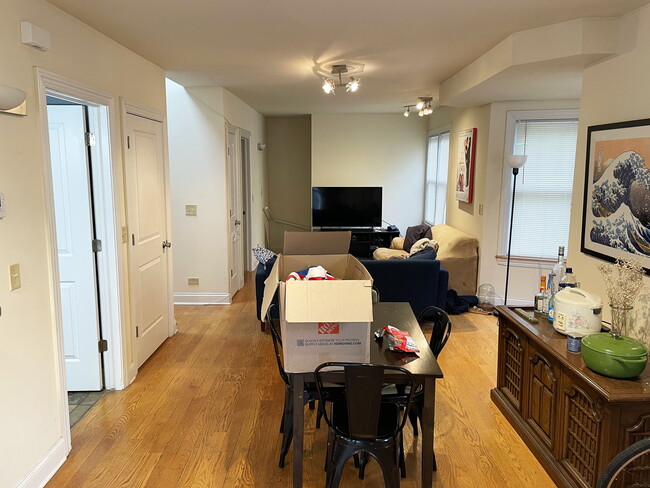 1736 W Altgeld St, Unit CH