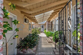 2010 Helena Way in Redwood City, CA - Foto de edificio - Building Photo