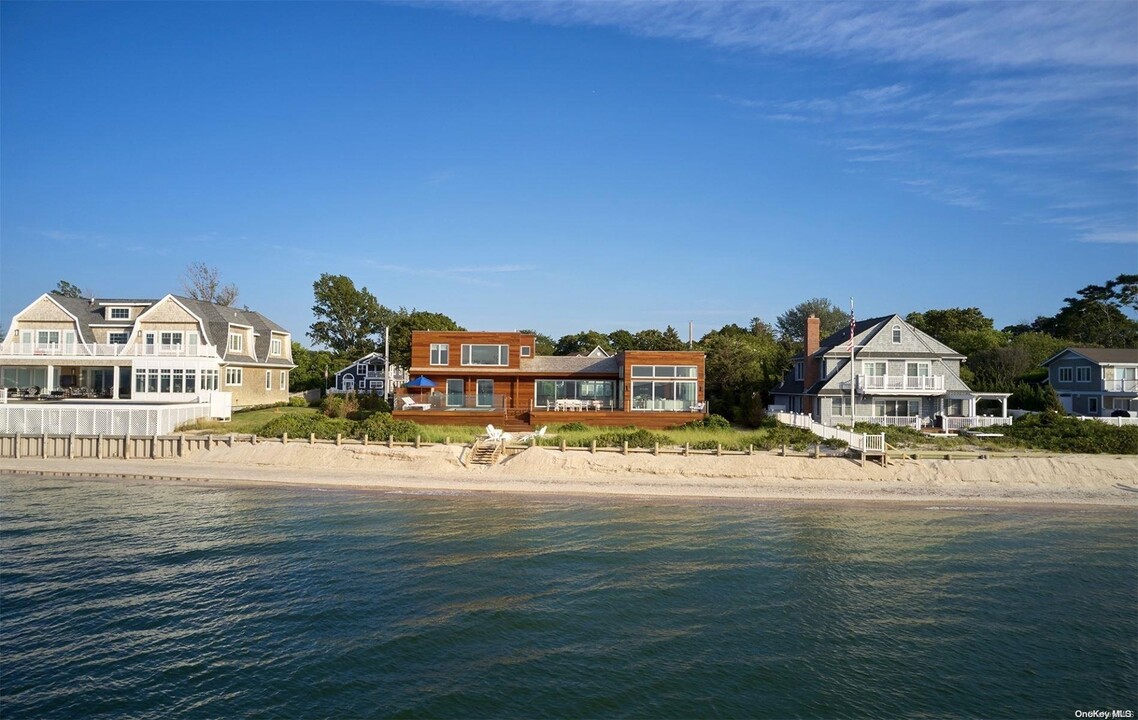 14 Peconic Crescent in Southampton, NY - Building Photo