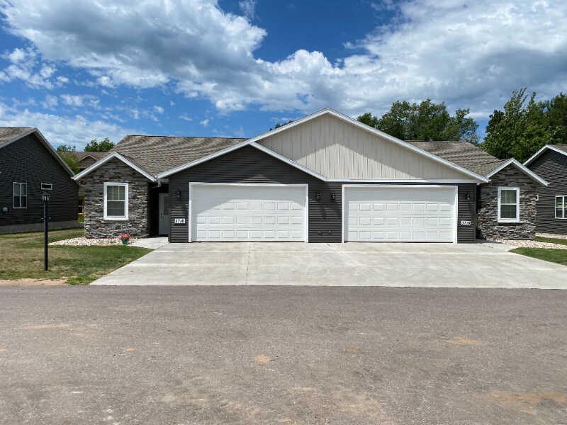 3814 Doolittle Dr in Stevens Point, WI - Building Photo