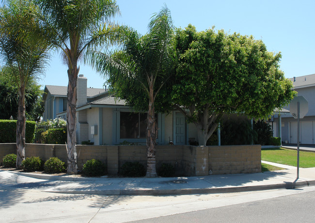 16502 Regina Cir in Huntington Beach, CA - Building Photo - Building Photo