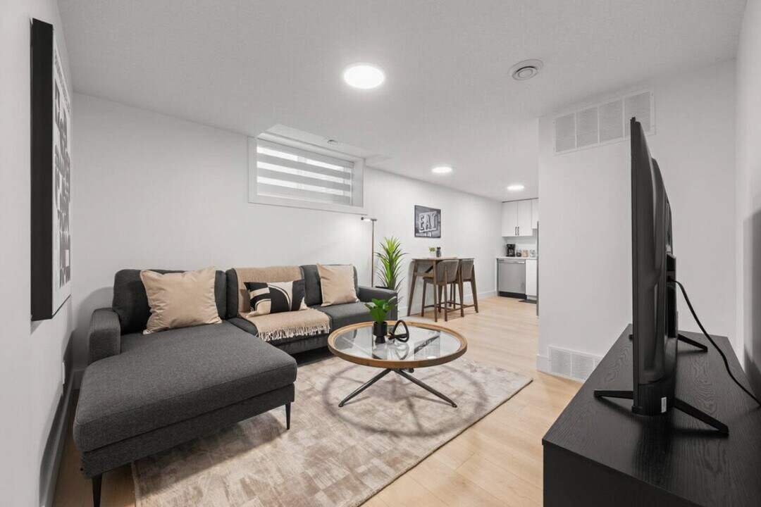 11232-11127 127 St, Unit SI ID1491161P in Edmonton, AB - Building Photo