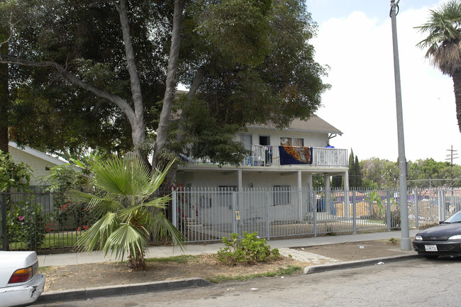 5736 Camerford Ave in Los Angeles, CA - Foto de edificio - Building Photo