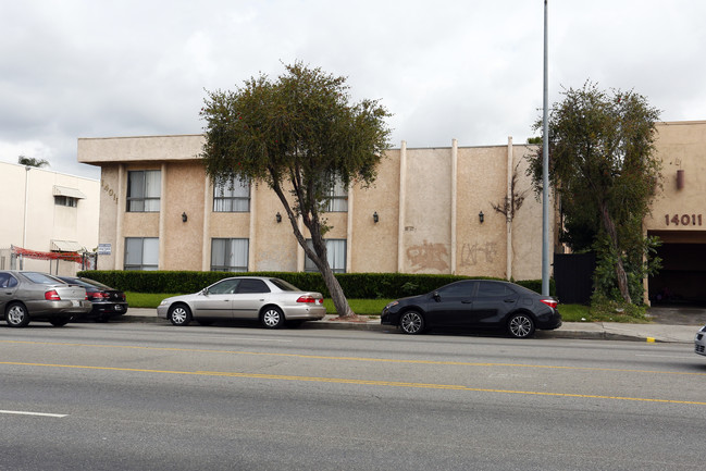 14019 Sherman Way in Van Nuys, CA - Building Photo - Building Photo