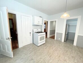 67 Roseclair St, Unit 1 in Boston, MA - Foto de edificio - Building Photo