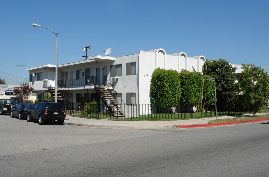 7437 Woodley Ave in Van Nuys, CA - Building Photo